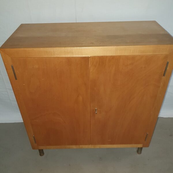 Holzschrank